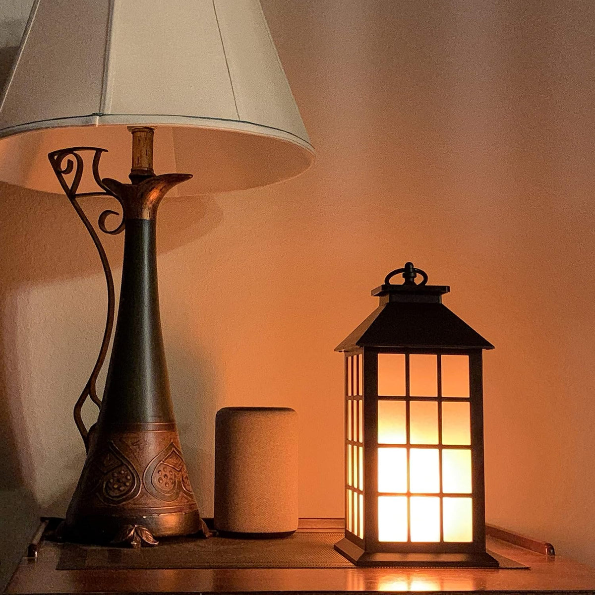 Flame-effect lantern with three lighting modes